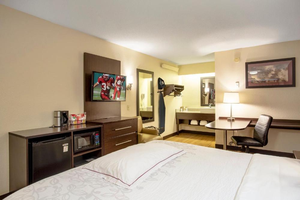 Premium King Room Smoke Free (Upgraded Bedding & Snack) interior