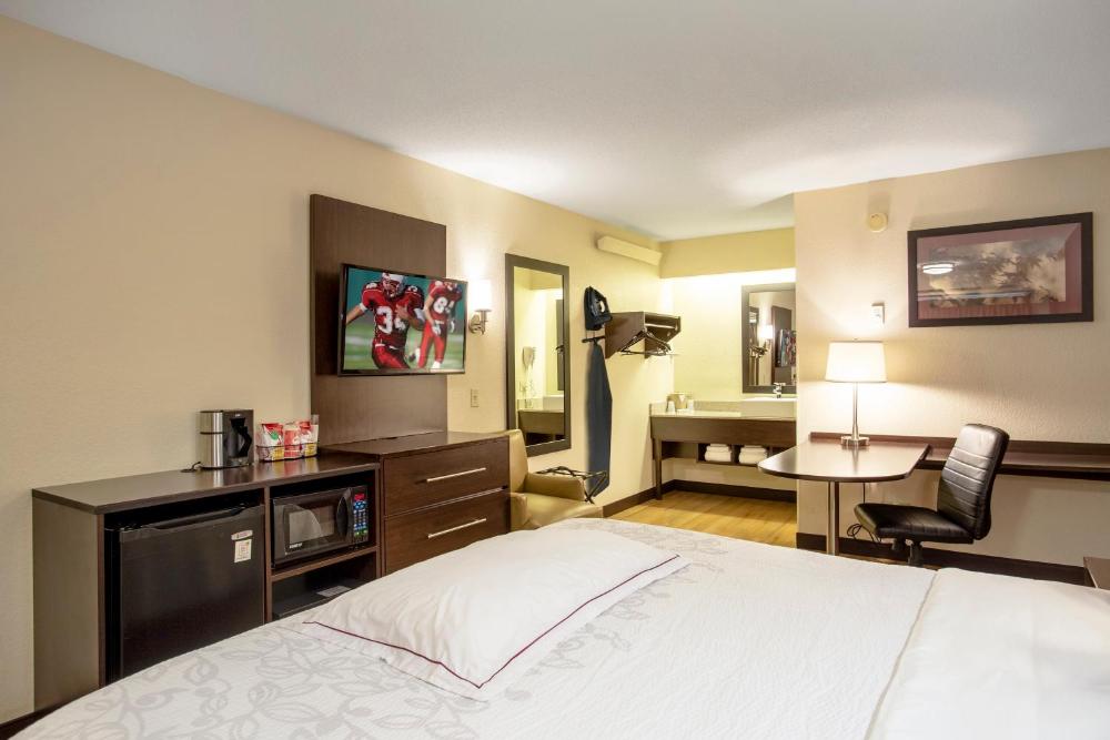 Red Roof Inn PLUS+ St. Louis - Forest Park / Hampton Ave.